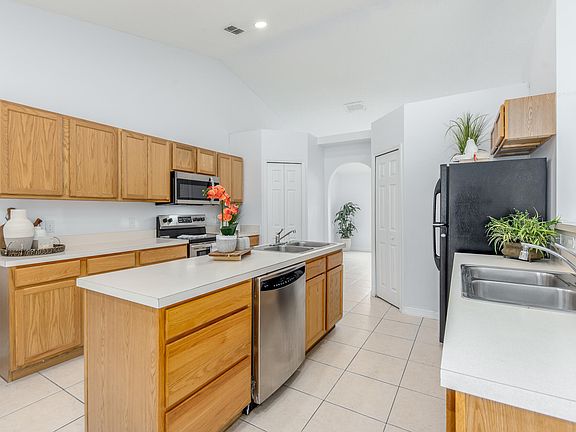 3rd image of 1330 SW Babcock Avenue N