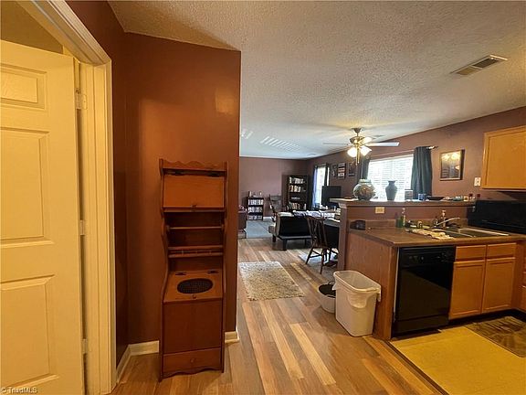 2nd image of 1920 Crest Hollow Dr