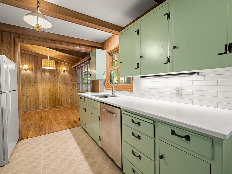 110 Laurel St — Photo 14