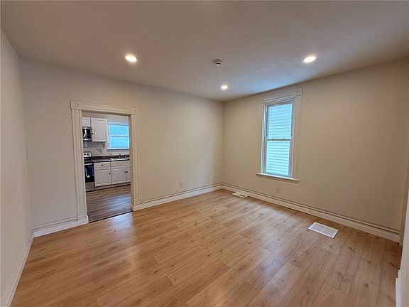 4th image of 828 Frank St