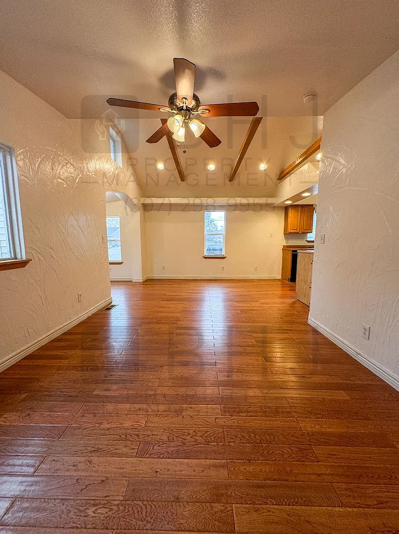 Cozy 1 bed/ 1 bath, pet friendly home — Photo 4