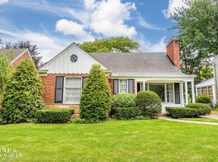1645 Fairholme Rd, Grosse Pointe Woods, MI 48236