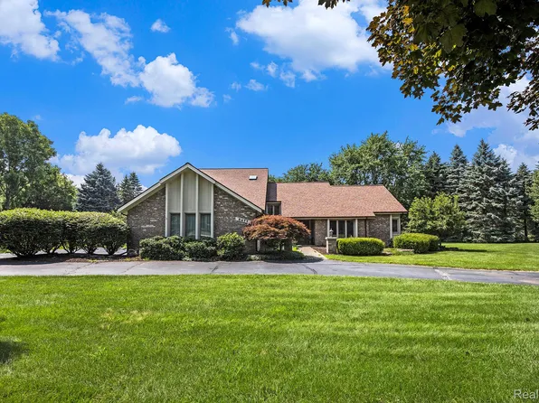 8477 Ranch Estates Rd, Clarkston, MI 48348