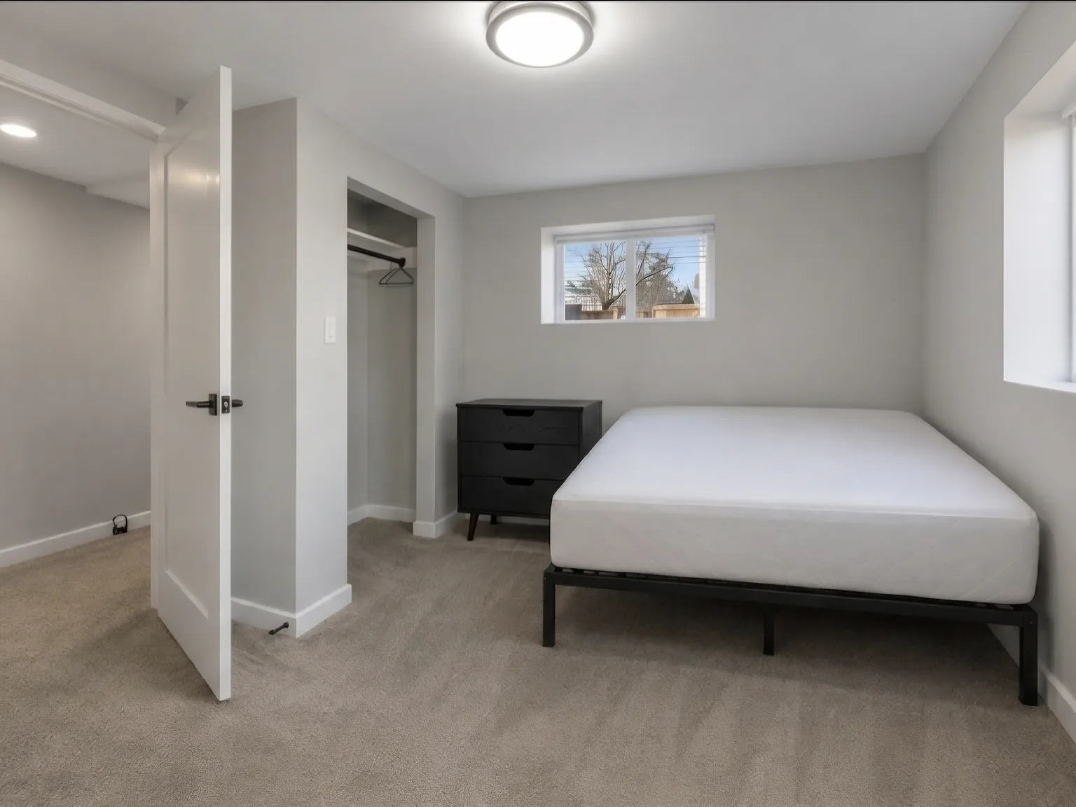 649 Perry St — Photo 4