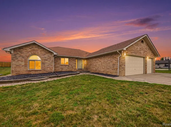 15690 Deepwood Ct E, Fraser, MI 48026