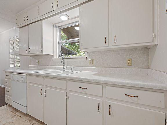 4th image of 808 Thompson Dr