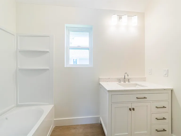 962 Alexander St — Photo 27