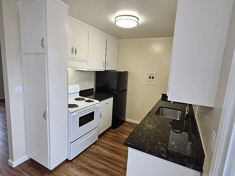 527 Walker Dr — Photo 3