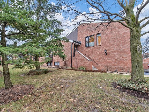 3rd image of 19W249 Gloucester Way N