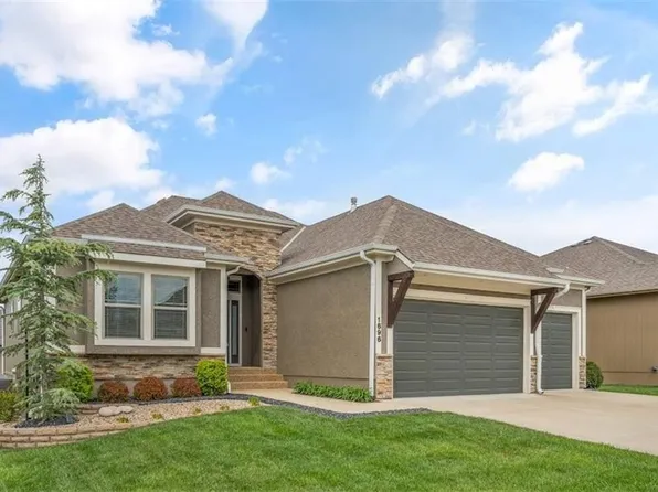 1696 NE Parkwood Dr, Lees Summit, MO 64064