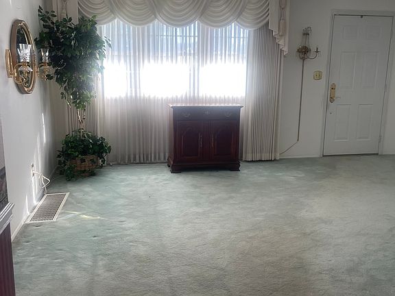 4th image of 529 Meadow Cir