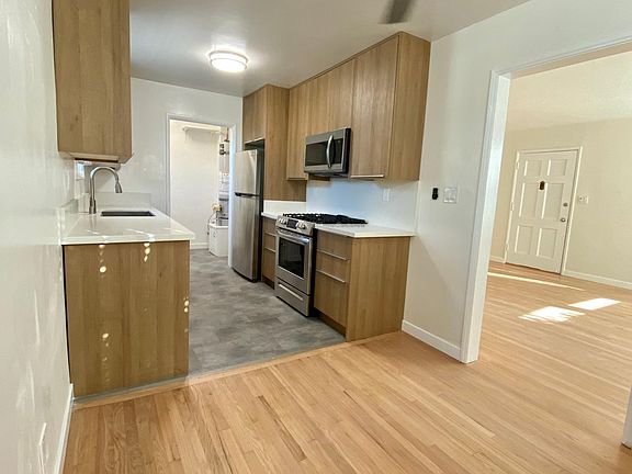 2nd image of 624 Lincoln Blvd #F