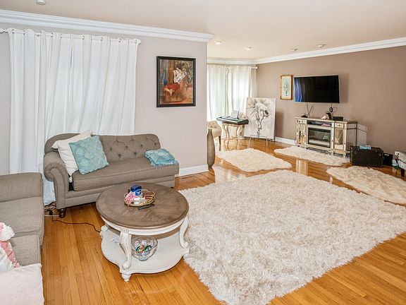 2nd image of 7024 N Rockwell St APT 1
