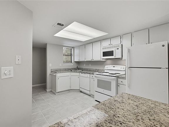 4th image of 2183 Surrey Ct