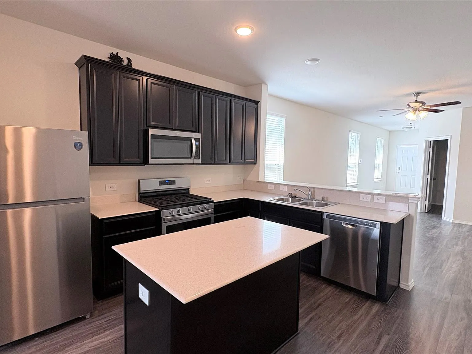 3 bed, 2.5 bath, 1700 sqft, $2,100 — Photo 4