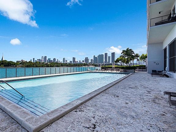 5th image of 1000 Venetian Way #1108