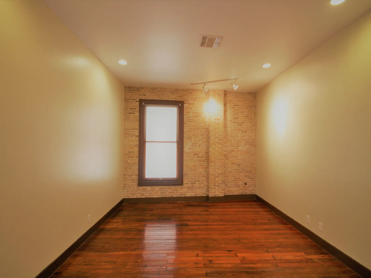 2 bed, 1175 sqft, $1,560 — Photo 3