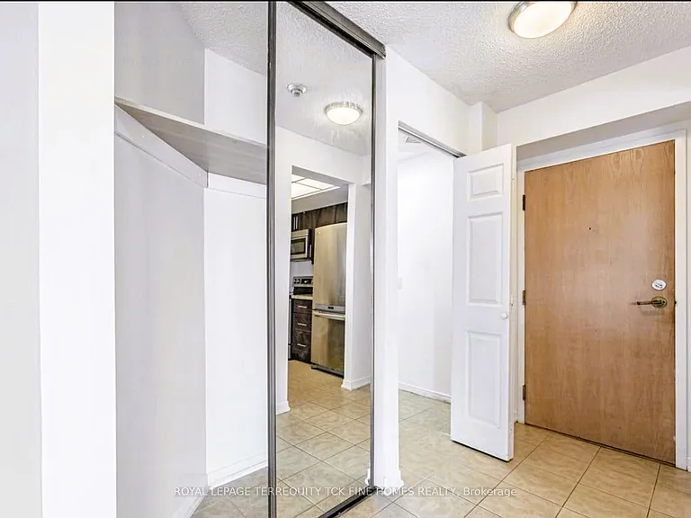5 Concorde Pl #1810 — Photo 2