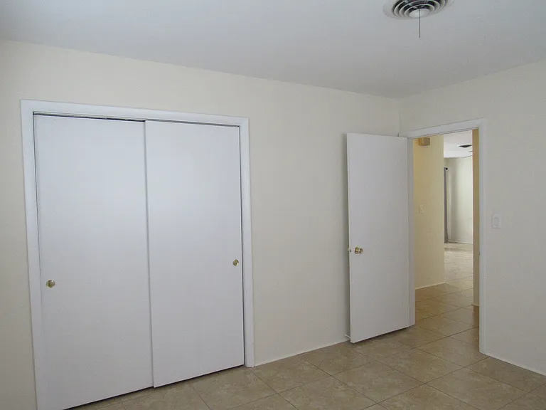 NE 27th Ct — Photo 22