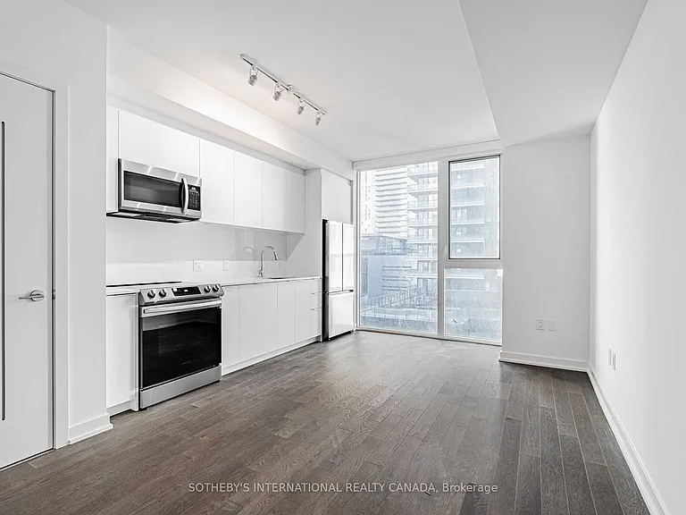 357 King St W #806 — Photo 3