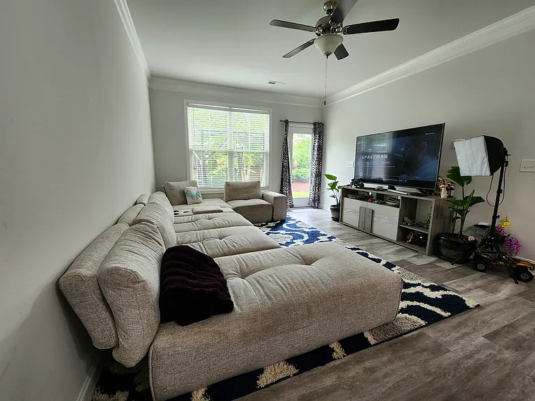 704 Riley Ln — Photo 3