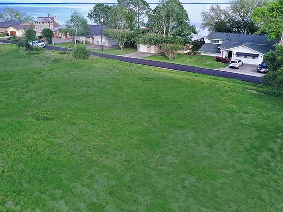 3rd image of 25 & 26 W Lake Cir