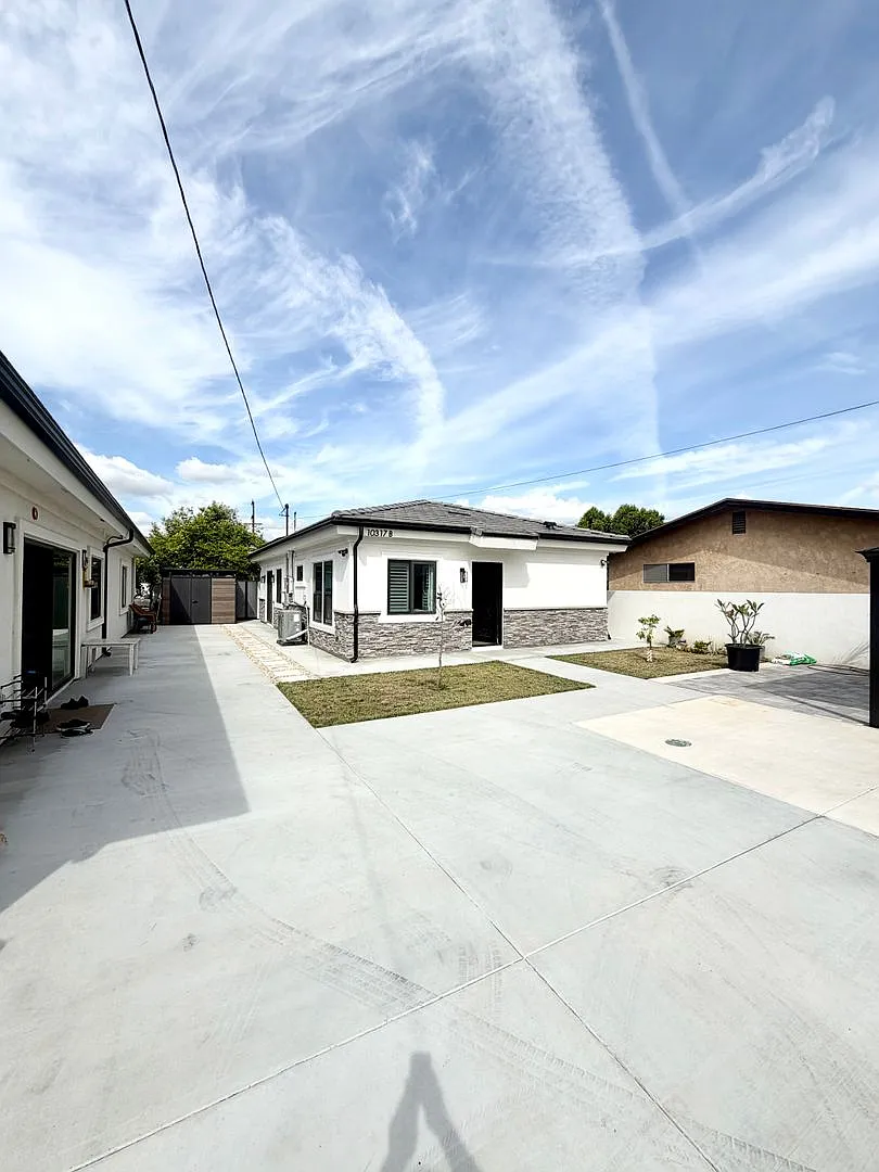Building Photo - 10317 Olive St #B