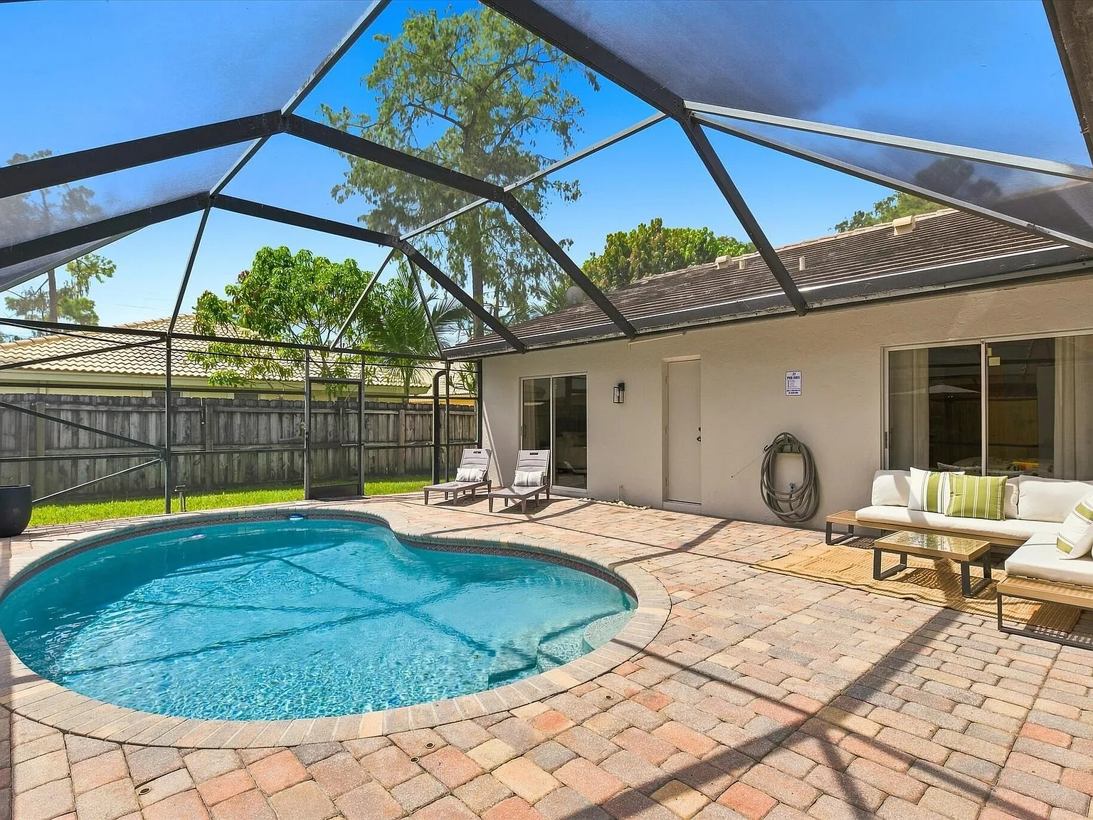 3 bed, 2.0 bath, 1300 sqft, $7,500 — Photo 2
