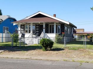 218 E 4th St, Wapato, WA 98951
