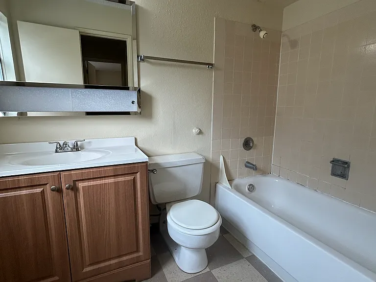 4130 11th Ave NE #1004 — Photo 5