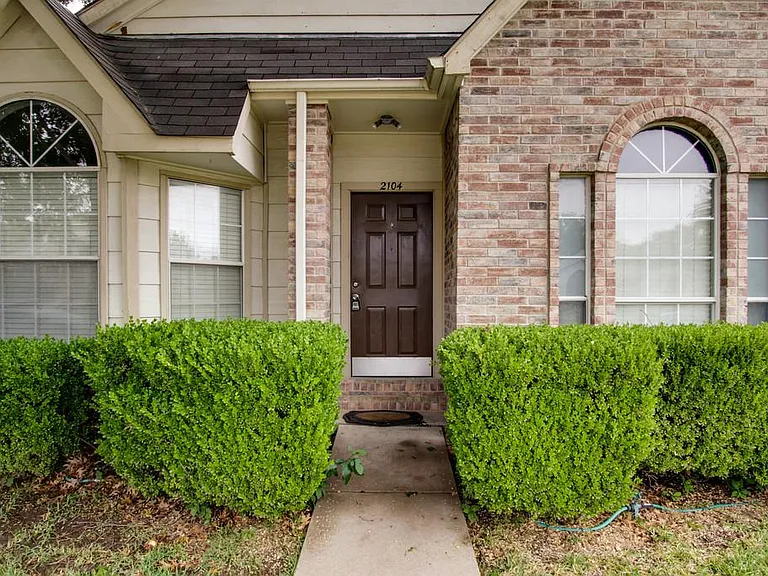 2104 Regency Dr — Photo 25