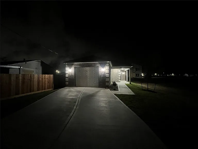 817 Center St — Photo 36