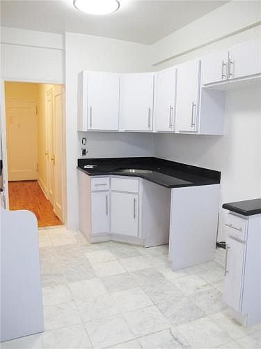 2nd image of 800 E 17th St #4/B