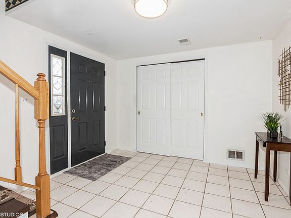 2nd image of 528 N Woodfield Trl