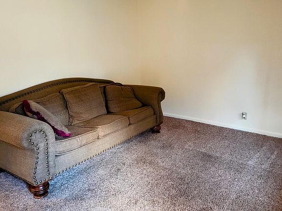 3rd image of 715 Hillview St