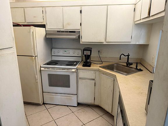 4th image of 1009 Green Pine Boulevard #E1