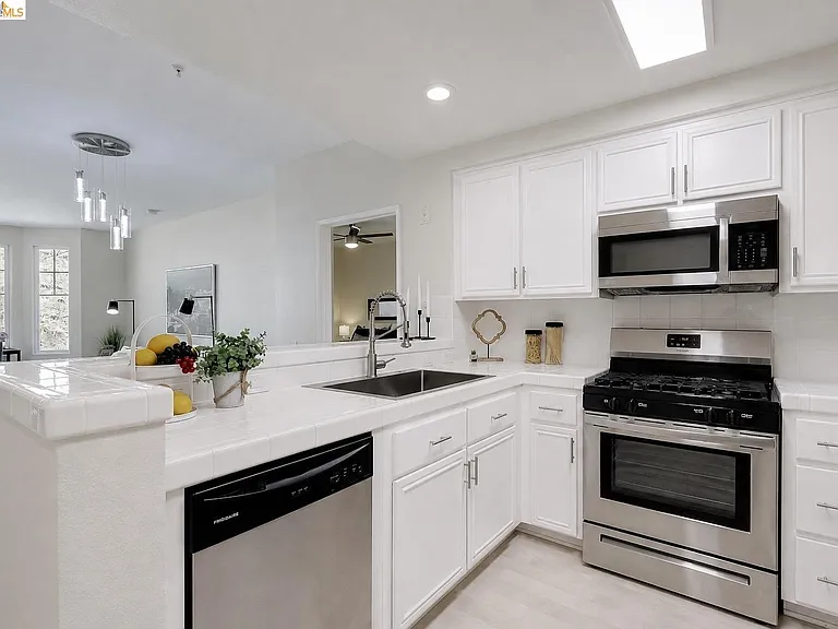 200 Caldecott Ln #108 — Photo 3