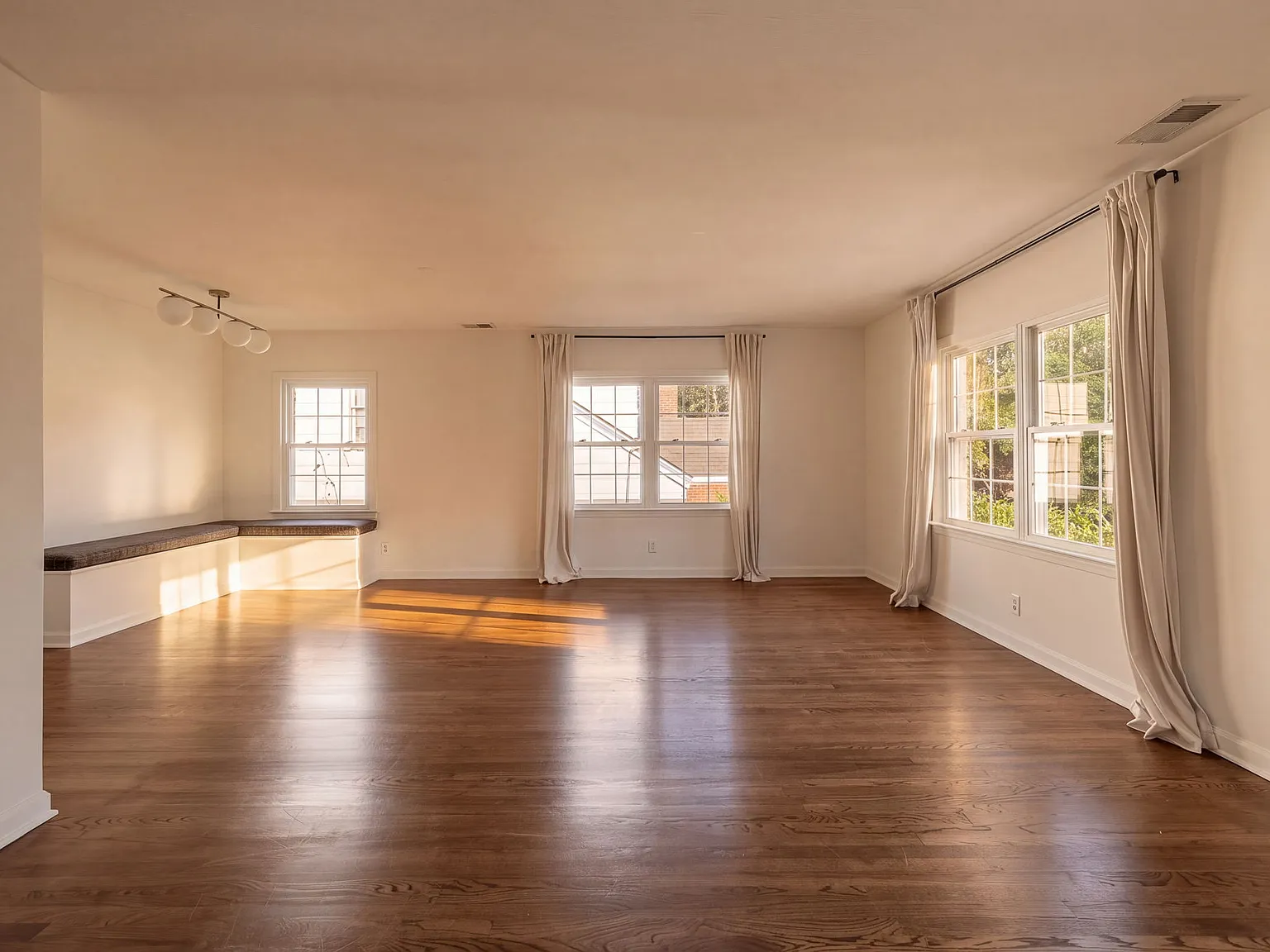 2 bed, 1161 sqft, $3,900 — Photo 3