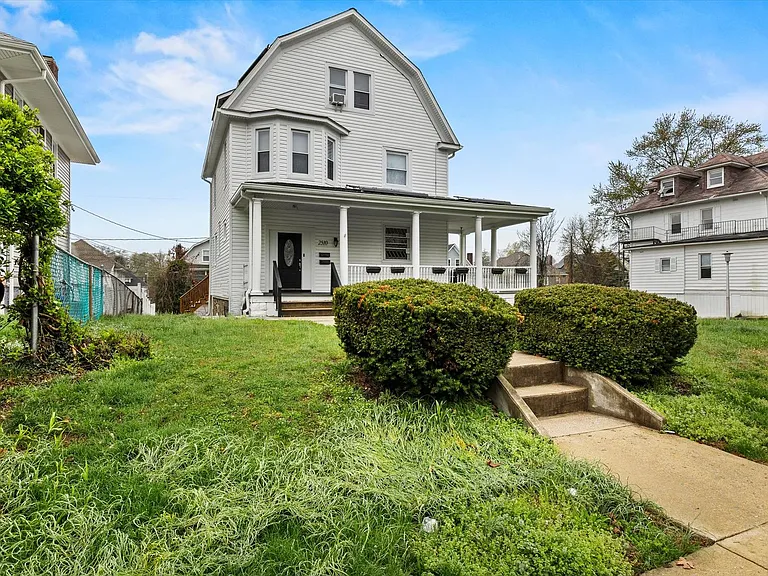 2510 Roslyn Ave — Photo 1