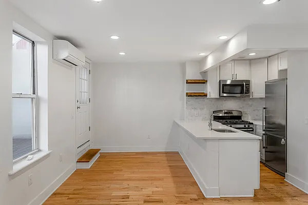 Rented by Safdie Realty Group | media 9