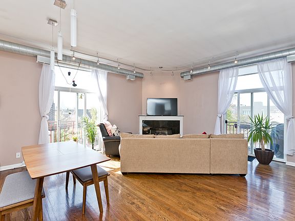 3rd image of 2356 N Elston Ave APT 404