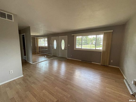 3rd image of 2219 W Stafford Ct