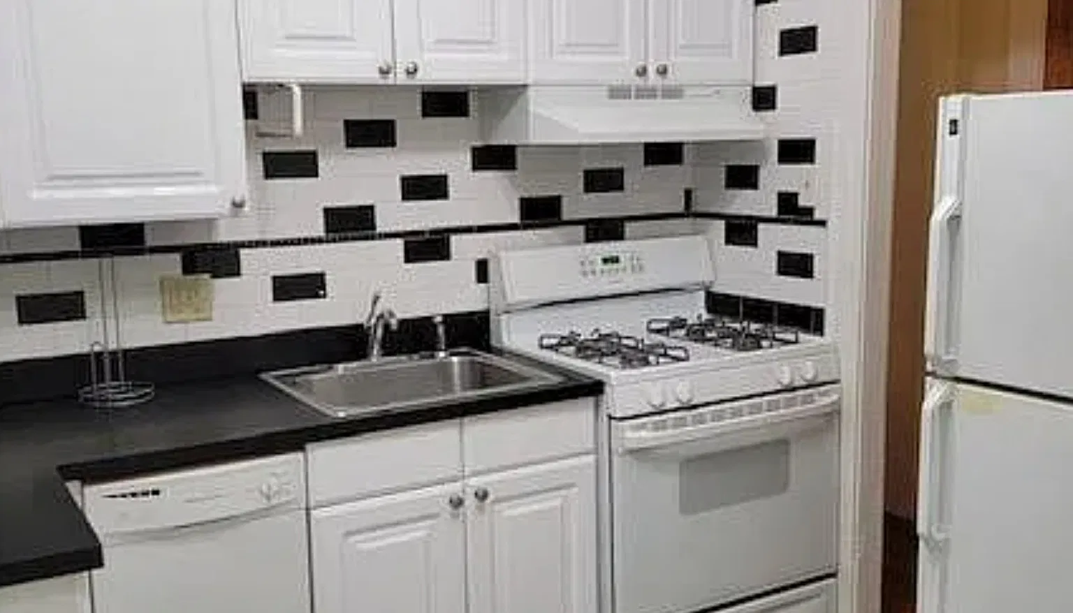 2 bed, 1.5 bath, $4,000 — Photo 2