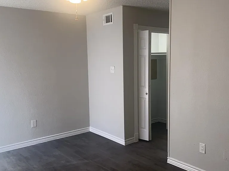 ROOKWOOD GOLF APARTMENTS — Photo 31