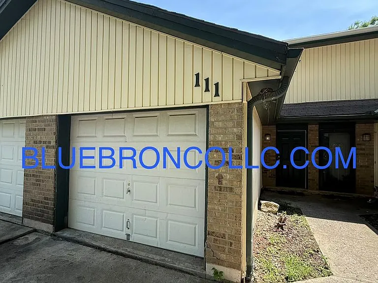111 SW Oxford Pl — Photo 1
