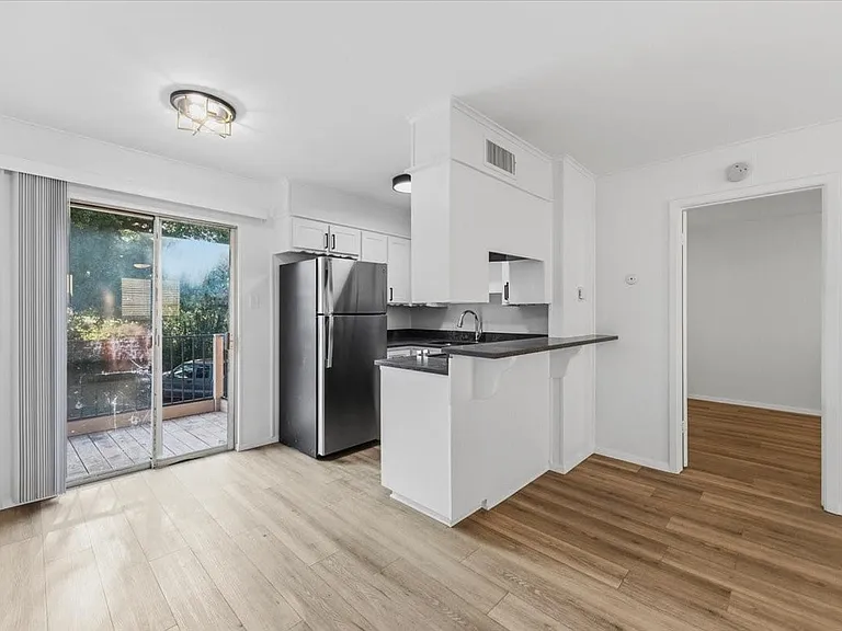 133 N Bailey Ave — Photo 10