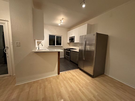 4th image of 1018 Scott St