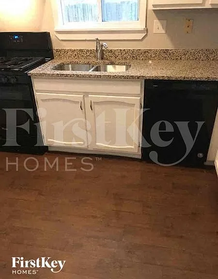 990 Chelsea Ln — Photo 4