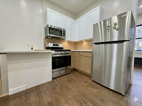 3rd image of 300 Van Buren St #5