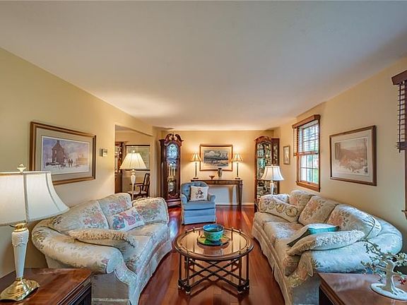 3rd image of 106 Carlsbad Ct